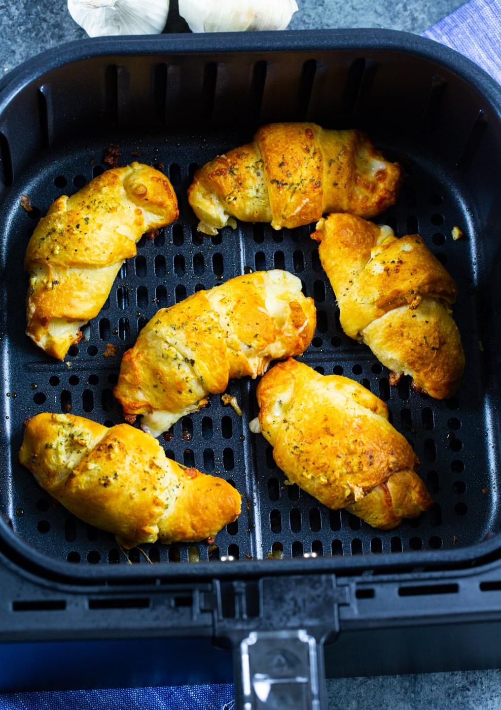 Cheesy Garlic Skillet Rolls in air fryer.