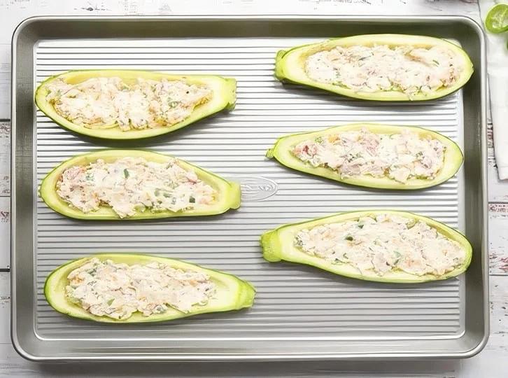 Zucchini stuffed with filling.