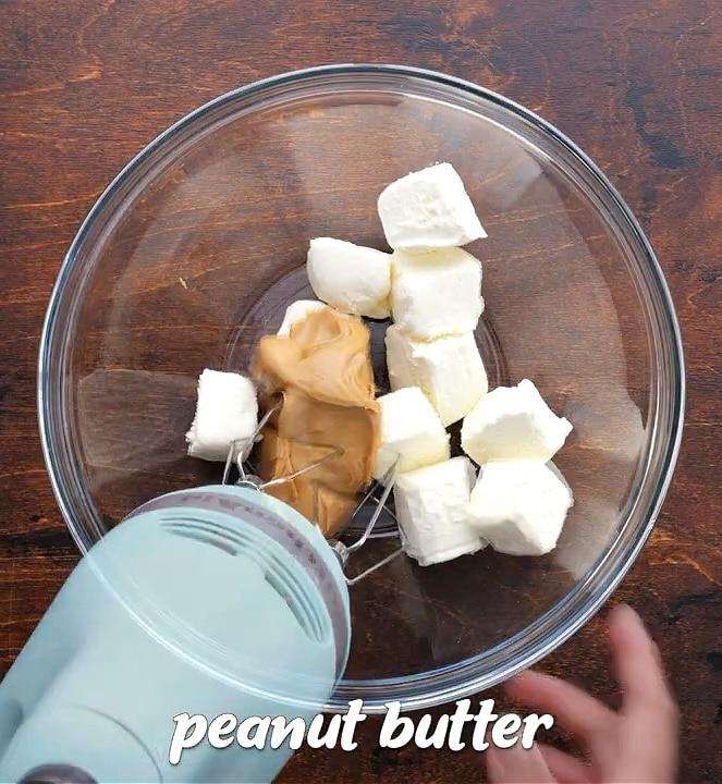 Beating peanut butter and cream cheese until smooth.