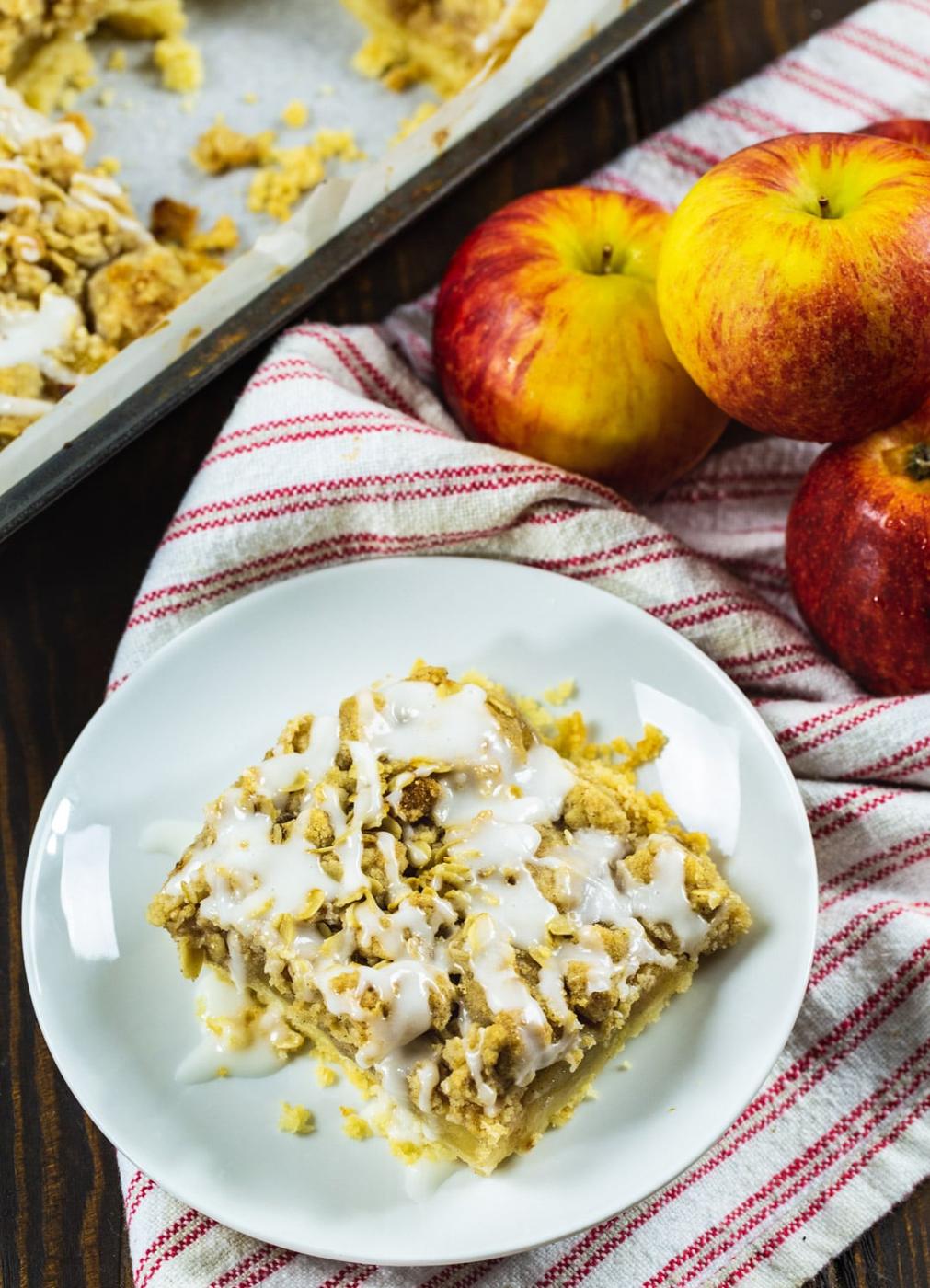 Oatmeal Crumb Apple Bar and fresh apples.