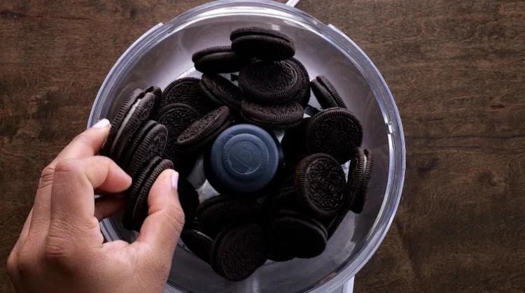 Oreo cookies in food processor.