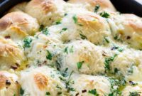 Pull-Apart Cheesy Garlic Skillet Bread