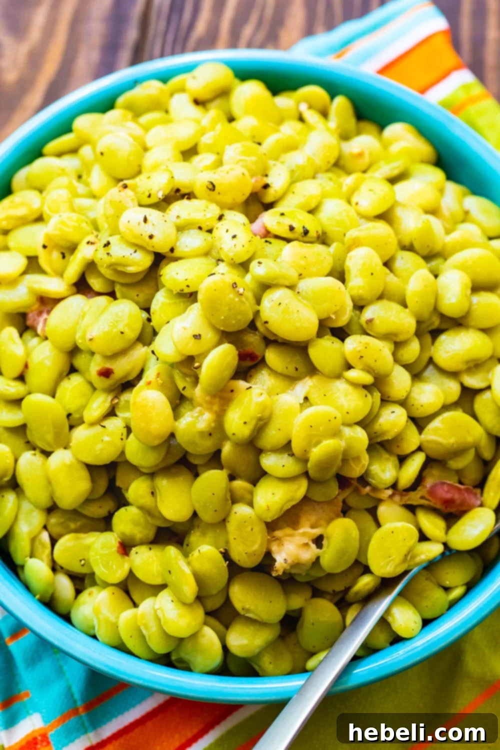 Cracker Barrel Homestyle Baby Limas 4 A serving of Cracker Barrel Lima Beans in a vibrant blue bowl, ready to enjoy.