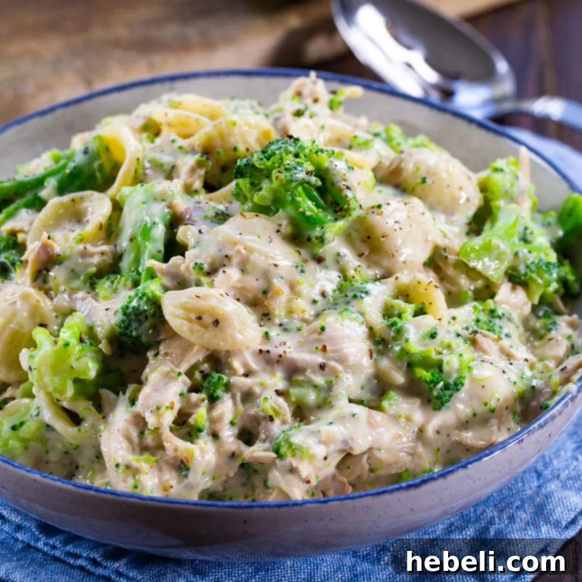 Hearty Turkey Broccoli Alfredo 2 A vibrant bowl of Turkey Broccoli Alfredo, showcasing creamy pasta, tender broccoli florets, and succulent turkey pieces, garnished with fresh herbs.